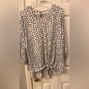 Brand - Honeyme curvy
Size-XL - fits loose, tie in front can be adjusted